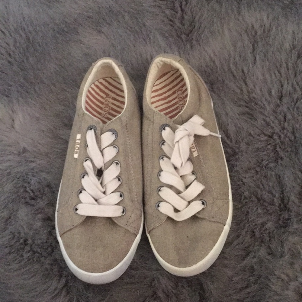 Linen looking Taos sneakers size 6 used
